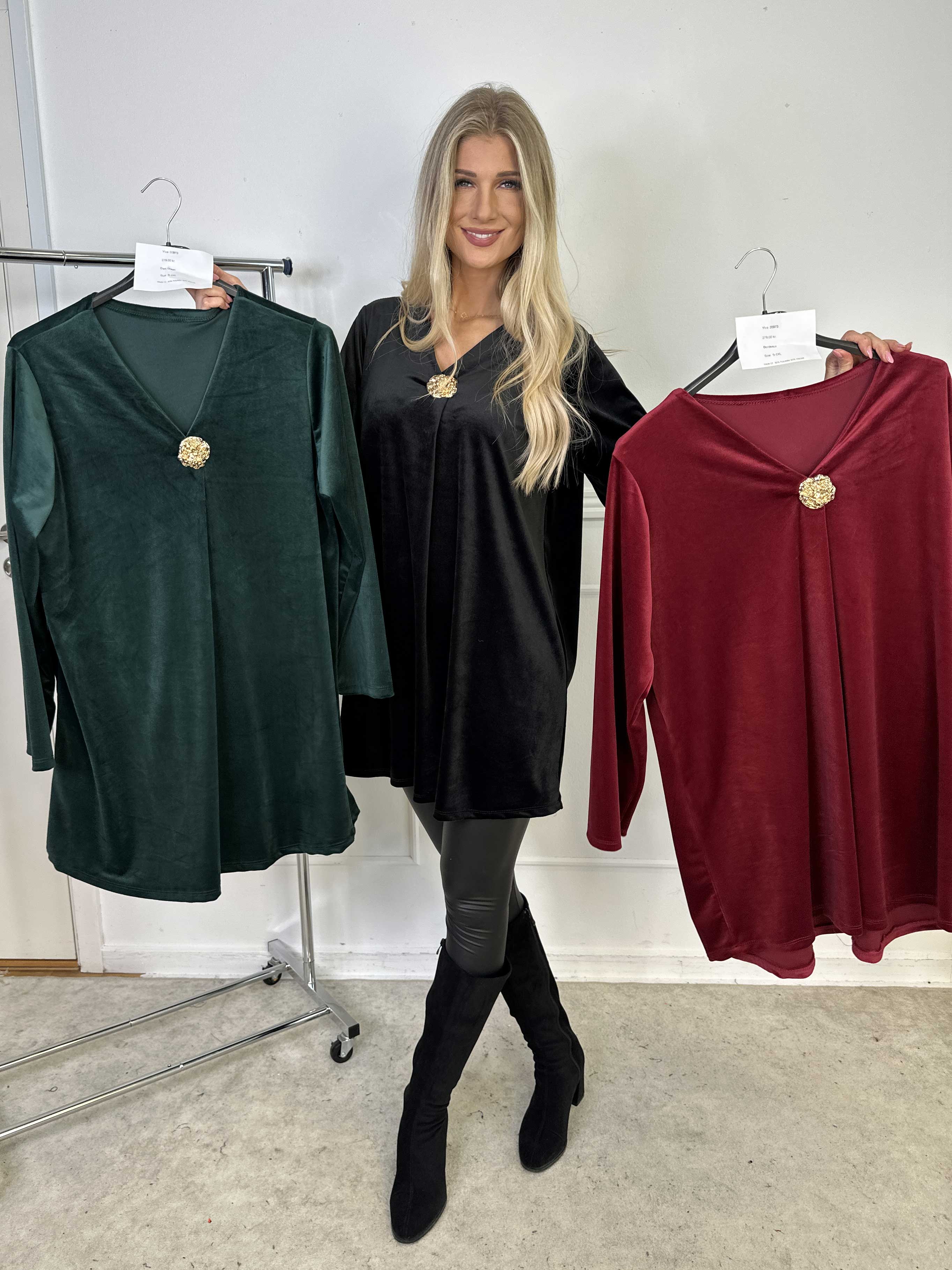 Ylva - Blød tunikakjole i velour med guld broche